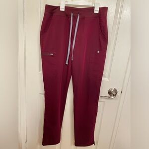 Figs scrubs size M in Burgundy